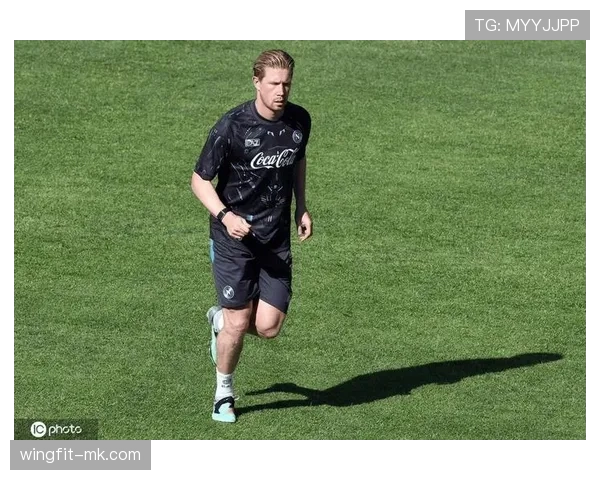 德布劳内加盟那不勒斯身披10号球衣，球迷热议传奇新篇章