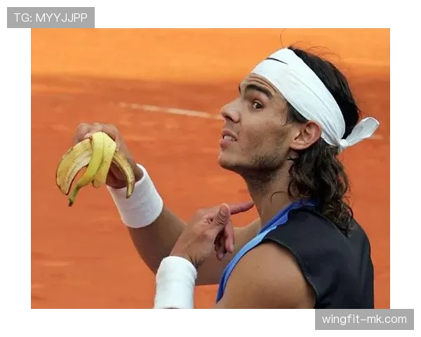 纳达尔训练完又啃香蕉了，这自律劲儿真让人无语